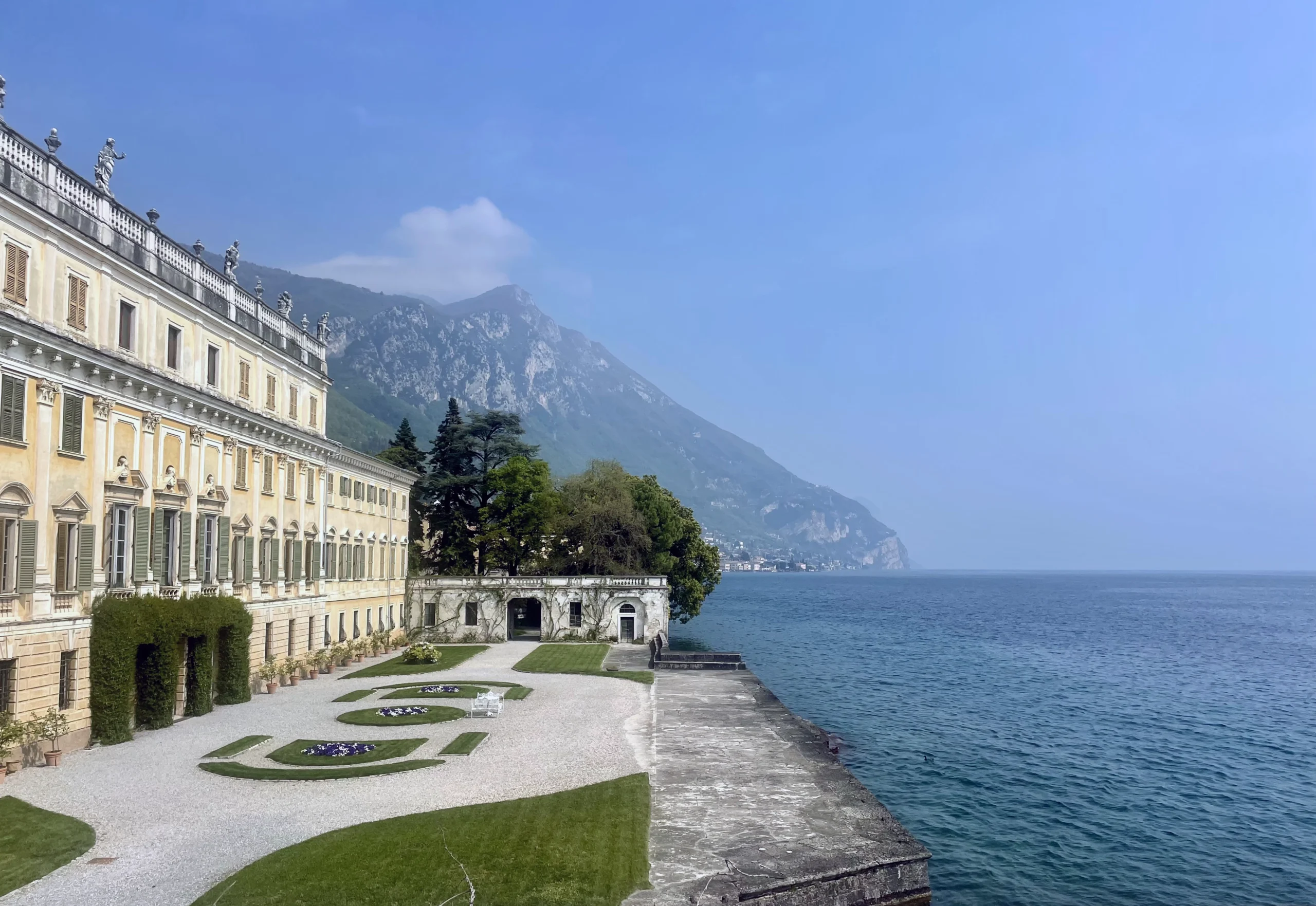 PAGINA PER PRODOTO FOGLIA GALAXY copia Villa Bettoni, situata a Gargnano sul Lago di Garda, è un'emblema dell'aristocrazia lombarda del Settecento, con una ricca simbologia che riflette il potere, la ricchezza e le virtù morali della famiglia Bettoni